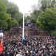 Na tisoče ljudi se poslavlja od iranskega predsednika