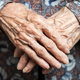 Srbija: mladenič posilil 96-letno gospo in ji grozil s smrtjo