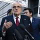 Rudyju Giulianiju obtožnico vročili na zabavi za 80. rojstni dan