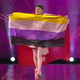 Kaj pomeni nenavadna zastava, ki jo je ponosno vihtel zmagovalec letošnje Evrovizije?