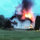 Po udaru strele v hišo požar krotilo 130 gasilcev