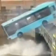 Video. Avtobus zletel v reko in potonil, več mrtvih