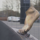 Od Ibrahimovićevega kipa ostalo le stopalo, popravila potekajo na skrivni lokaciji