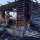 Ogenj pogoltnil lesen dom starejših, 11 ljudi umrlo