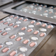 Pfizer napoveduje, da bo njihova tableta učinkovita tudi pri omikronu