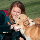 Sarah Ferguson za rojstni dan pozirala ob kraljičinih corgijih