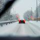 Previdno na cesti: kjer se sneg oprijema vozišča, je še vedno obvezna zimska oprema