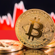 Pretresi na kripto trgu: Bitcoin v enem dnevu izgubil desetino vrednosti