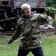 Boris Johnson metal granate in meril s strojnicami