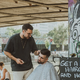 Novomeški barber po Evropi in Ameriki, denar služi s striženjem na ulici
