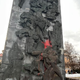 Neznanci poškodovali spomenik na celjskem Gledališkem trgu