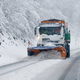 Plug s snegom zasul avtocestni priključek, vozniki prijeli za lopato