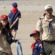 Mila Kunis in Ashton Kutcher na plaži dve uri pobirala smeti