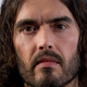 RUSSELL BRAND SE SOOČA Z NOVO OBTOŽBO: Na snemanju filma 'Arthur' jo je komik napadel na stranišču