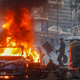 Nemški navijači na ulicah Neaplja metali petarde in zažigali avtomobile