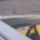 Pred vzletom krilo letala prelepil z izolirnim trakom?