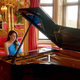Kate Middleton s klavirsko spremljavo nastopila na uvodni točki Evrovizije