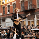 Ed Sheeran presenetil oboževalce z uličnim koncertom