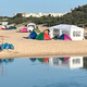 Italijanska družina na plaži postavila vrtni šotor, domačini ogorčeni