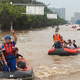 Peking zajelo najobilnejše deževje v zadnjih 140 letih: ulice pod vodo, evakuirali ljudi
