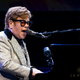 Elton John po padcu v svoji vili hospitaliziran