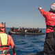 'Ladje za reševanje migrantov naj jih odpeljejo v države, pod zastavo katerih plujejo'