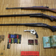 Med hišno preiskavo pri 66-letniku našli pištole, revolver, naboje ...