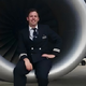Pilot pred poletom 'njuhal kokain z ženskih prsi' in dobil odpoved