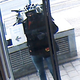 Z masko na obrazu oropal poslovalnico v Mariboru, nato zbežal s kolesom