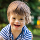 Zakaj je treba vsako leto sproti dokazovati, da ima otrok Downov sindrom?