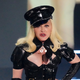 Madonna izzvala sedečega oboževalca, nato spoznala, da je na vozičku