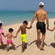 Cristiano Ronaldo s svojimi otroki na sprehodu po plaži
