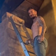 'Hišnik' David Beckham ponovno na delu: brez majice popravljal luč