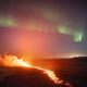 Ples barv na islandskem nebu: nad vulkanom še severni sij