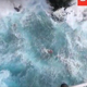 53-letnik med hudim neurjem skušal fotografirati valove in padel v morje