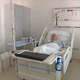 Že leto in pol živi v bolniški sobi: po 52 letih v Sloveniji nima kam