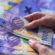 'Ne nasedajte pri odplačevanju kredita v švicarskih frankih'