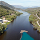 Žalosten prizor, ki skrbi ekologe: jezero v BiH umazano rjave barve