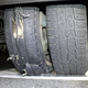 Ustavili tovorno vozilo: izrabljene pnevmatike, prekoračena teža ...
