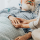 Zmanjšanje strahu pred bolečim umiranjem: le redki deležni paliativne oskrbe