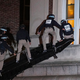 Newyorška policija z lestvijo skozi drugo nadstropje univerze Columbia
