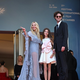 Sienna Miller na rdečo preprogo v Cannesu stopila v družbi hčerke