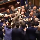 FIZIČNI SPOPAD V ITALIJANSKEM PARLAMENTU: Enega celo odpeljali na invalidskem vozičku (FOTO, VIDEO)