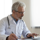 Zdravniki v EU se starajo: delajo tudi starejši od 75 let