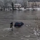 Gasilec prižgal poplavljen avtomobil in ga rešil iz vode