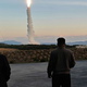 Kim Džong Un s hčerko in ženo spremljal izstrelitev nove rakete