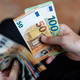 Skrivanje plač: sindikati zahtevajo transparentnost in poštena merila