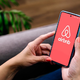 Airbnb spreminja pravila: konec pomivanja posode pred odhodom
