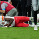 Veselje se je v trenutku spremenilo v grozo: zvezdnik lige NFL utrpel hudo poškodbo