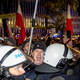 Protesti pred ustavnim sodiščem, policija obkolila stavbo